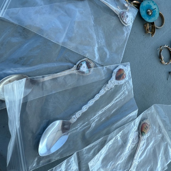 OVER 100 PIECES OF JEWELRY - Picture 5 of 16